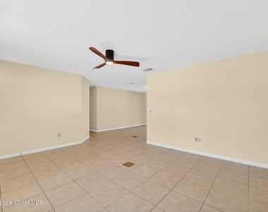 1340 Mariposa Drive Ne - Photo Thumbnail 6