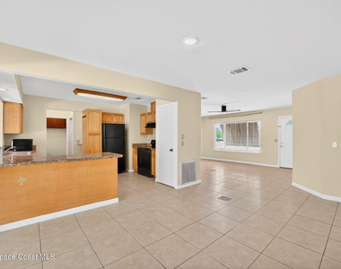 1340 Mariposa Drive Ne - Photo Thumbnail 12