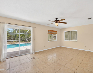 1340 Mariposa Drive Ne - Photo Thumbnail 10