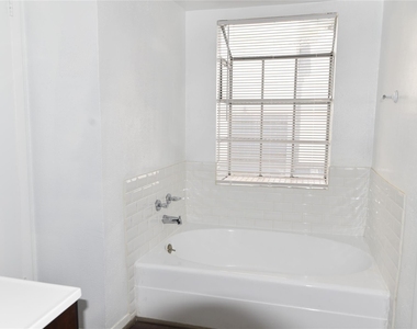 9809 Richmond Avenue - Photo Thumbnail 4