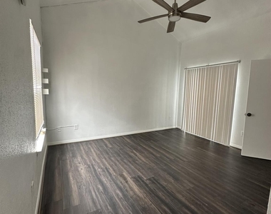 9809 Richmond Avenue - Photo Thumbnail 3