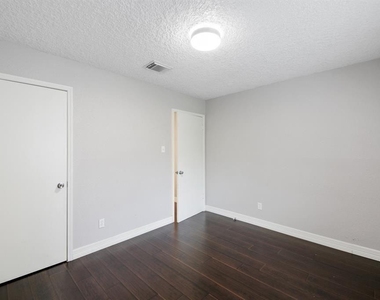 2811 Broad Haven Drive - Photo Thumbnail 6