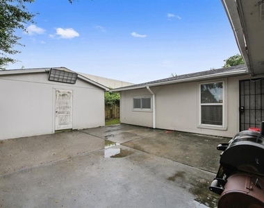 2811 Broad Haven Drive - Photo Thumbnail 2