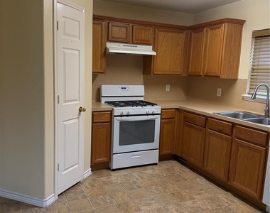 3031 Peerless Pass Ct - Photo Thumbnail 4