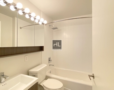 West 53 Street - Photo Thumbnail 3