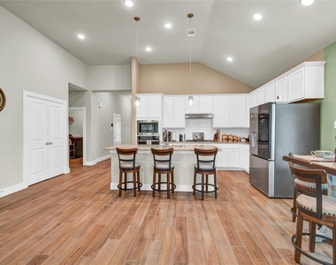 411 S Amherst Drive - Photo Thumbnail 11
