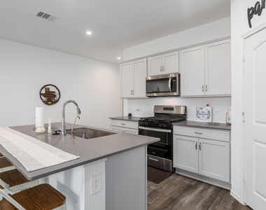 933 Neches Lane - Photo Thumbnail 7