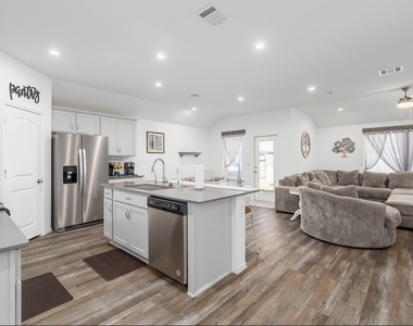 933 Neches Lane - Photo Thumbnail 4