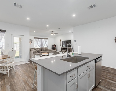 933 Neches Lane - Photo Thumbnail 5