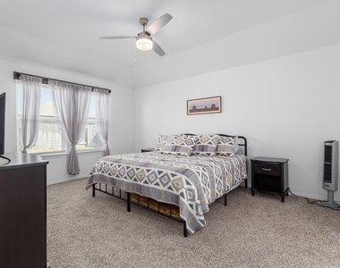 933 Neches Lane - Photo Thumbnail 11