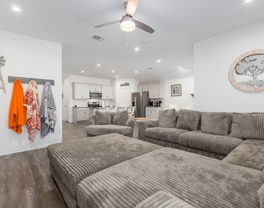 933 Neches Lane - Photo Thumbnail 10