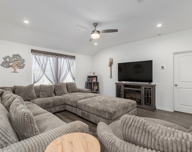 933 Neches Lane - Photo Thumbnail 8