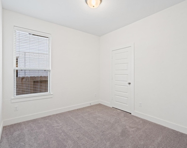 325 Mallorn Lane - Photo Thumbnail 16