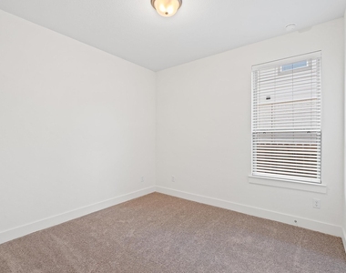 325 Mallorn Lane - Photo Thumbnail 14