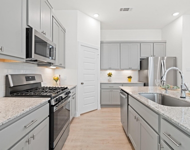 325 Mallorn Lane - Photo Thumbnail 8