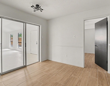 2119 Barr Street - Photo Thumbnail 4