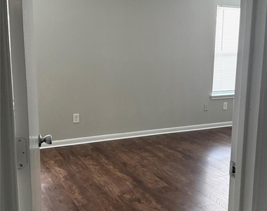 1022 Hummingbird Point Lane - Photo Thumbnail 5