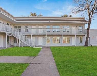 1803 Oak Street - Photo Thumbnail 8