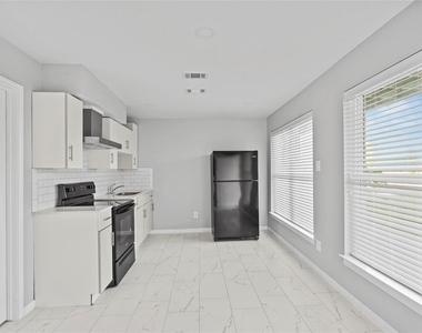 1803 Oak Street - Photo Thumbnail 3