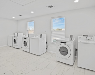 1803 Oak Street - Photo Thumbnail 5