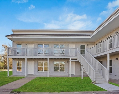 1803 Oak Street - Photo Thumbnail 9