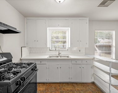 5530 Shamrock Street - Photo Thumbnail 3