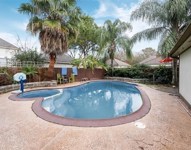 2105 Meadow Parkway N N - Photo Thumbnail 4