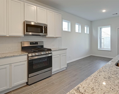 939 Summer Village Way - Photo Thumbnail 16