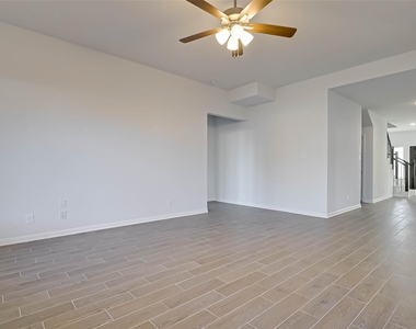 939 Summer Village Way - Photo Thumbnail 12