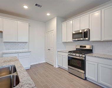 939 Summer Village Way - Photo Thumbnail 14