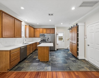 1821 Lewis Street - Photo Thumbnail 9