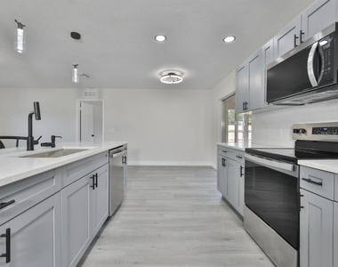 614 Huntington Street - Photo Thumbnail 6