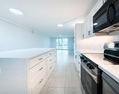 7625 Sun Island Drive S - Photo Thumbnail 15