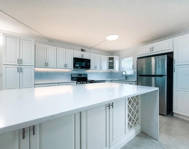 7625 Sun Island Drive S - Photo Thumbnail 2