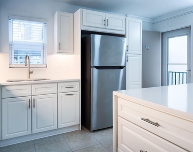 7625 Sun Island Drive S - Photo Thumbnail 14