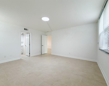 7625 Sun Island Drive S - Photo Thumbnail 25