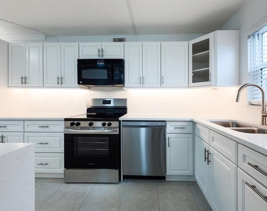 7625 Sun Island Drive S - Photo Thumbnail 13