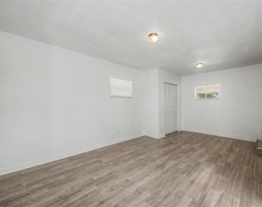 1001 Queen Street S - Photo Thumbnail 9