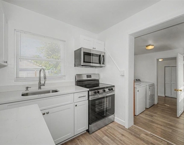 1001 Queen Street S - Photo Thumbnail 5