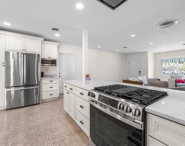 1019 Mandalay Avenue - Photo Thumbnail 14