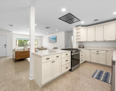 1019 Mandalay Avenue - Photo Thumbnail 11