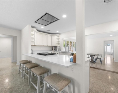 1019 Mandalay Avenue - Photo Thumbnail 8