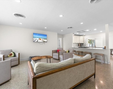1019 Mandalay Avenue - Photo Thumbnail 4