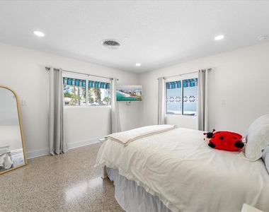 1019 Mandalay Avenue - Photo Thumbnail 17