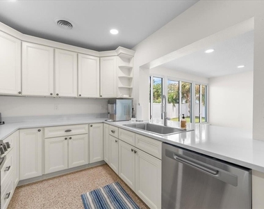 1019 Mandalay Avenue - Photo Thumbnail 12