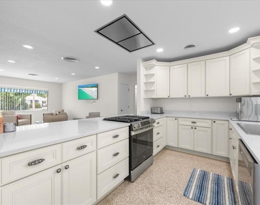 1019 Mandalay Avenue - Photo Thumbnail 10