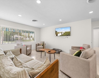 1019 Mandalay Avenue - Photo Thumbnail 5