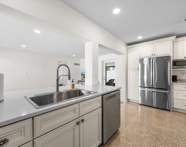 1019 Mandalay Avenue - Photo Thumbnail 13