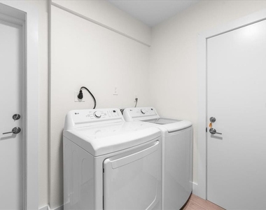 1019 Mandalay Avenue - Photo Thumbnail 15