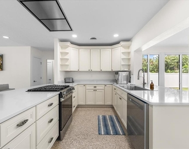 1019 Mandalay Avenue - Photo Thumbnail 9